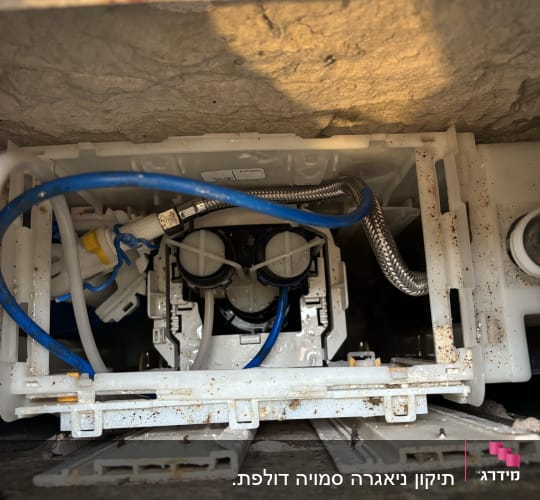 חלקי צנרת ומחברים מתחת לכיור